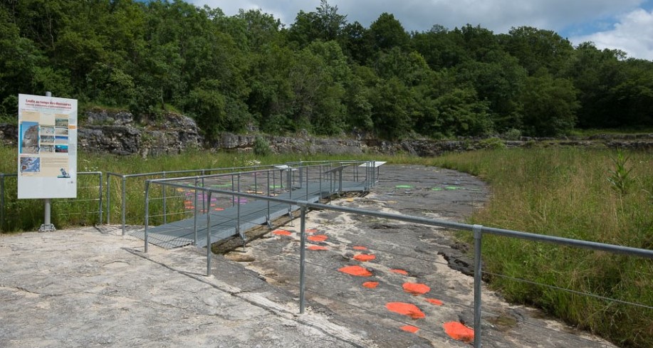 Image Les pistes de dinosaures et un lapiaz
