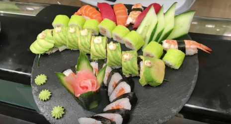 Image Tokyo Salon - Restopolitan - Offre : Assortiment de 13 pièces (Makis, Sashimis ou Sushis) + Café ou Thé Conditions : 2 boissons minimum par table